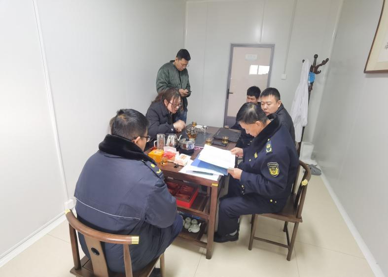 秦皇臺鄉(xiāng)應(yīng)急辦對隆鑫健達公司進行一次安全檢查活動